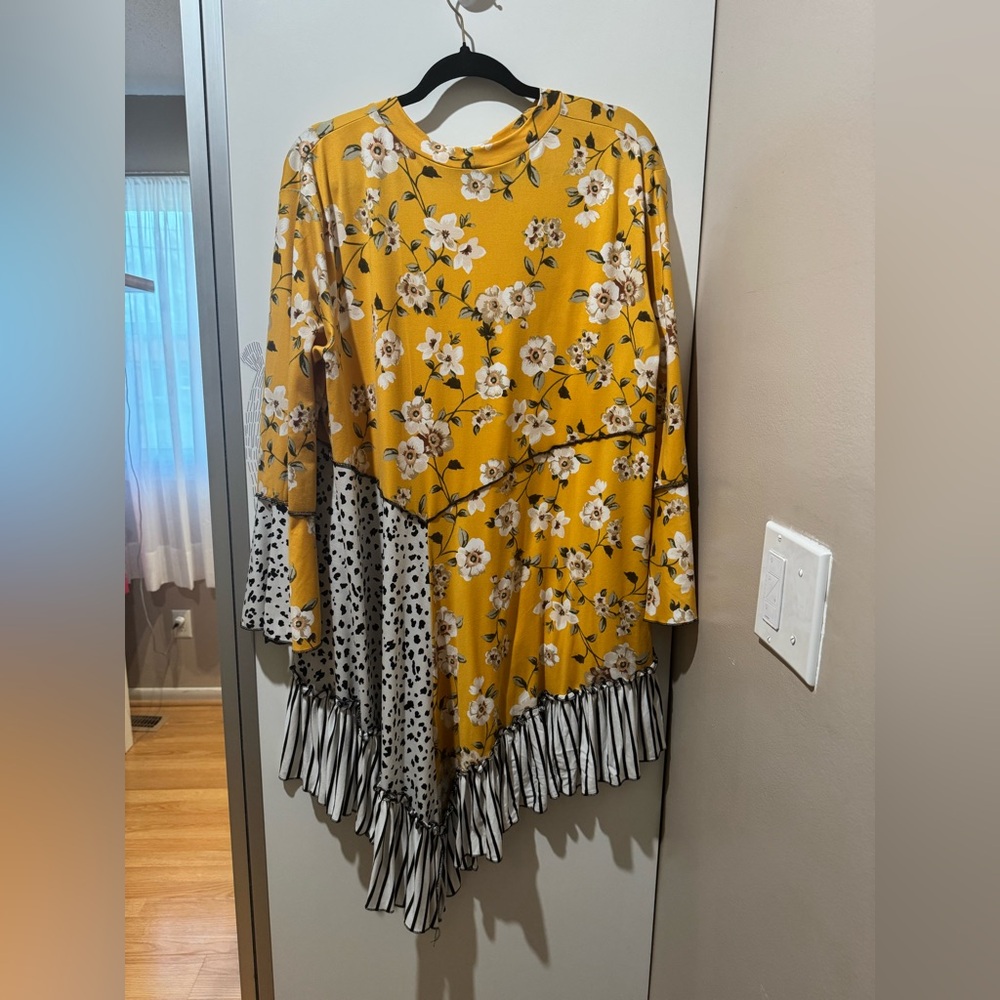 Mixed Media Top!! 💛🤍